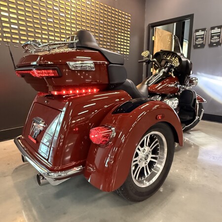 2024 Harley-Davidson® Tri Glide® Ultra Red Rock / Vivid Black thumb 0