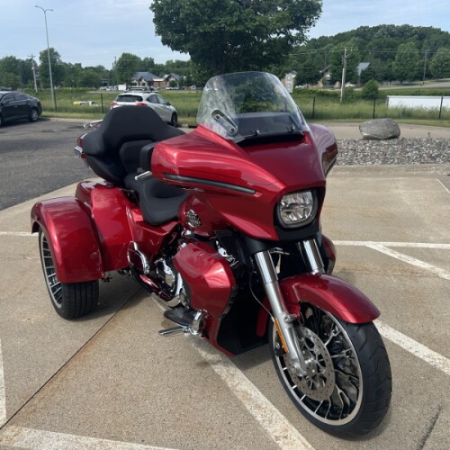2026 Harley-Davidson® Street Glide 3 Limited Brilliant Red Chrome Trim thumb 1
