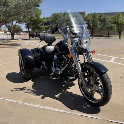 2016 Harley-Davidson® Freewheeler® Black thumb 2