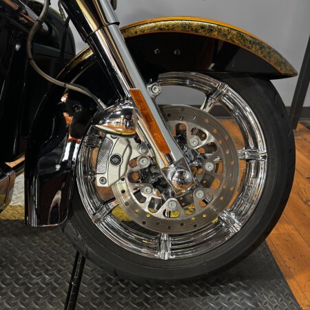 2015 Harley-Davidson® CVO™ Ultra Limited GLD RUSH/CARBON W/ PINSTRIP thumb 2