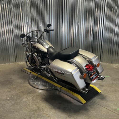 2018 Harley-Davidson® Road King® SLVFRTN/SMTRBRW W/PINSTRIPE thumb 0