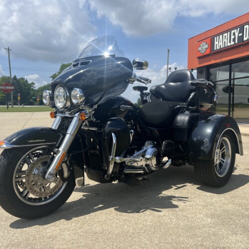 2018 Harley-Davidson® Tri Glide® Ultra Black Tempest thumb 1