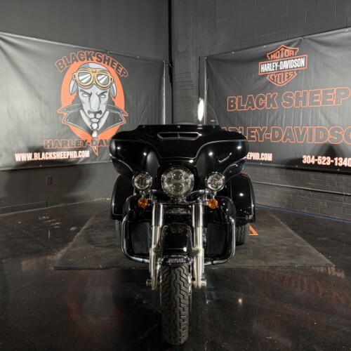 2023 Harley-Davidson® Tri Glide® Ultra FLHTCUTG thumb 1