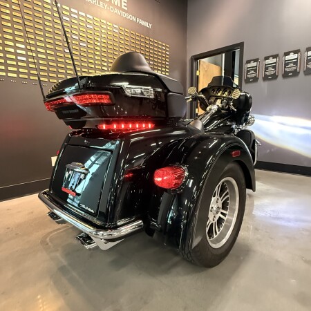 2017 Harley-Davidson® Tri Glide® Ultra Vivid Black thumb 0