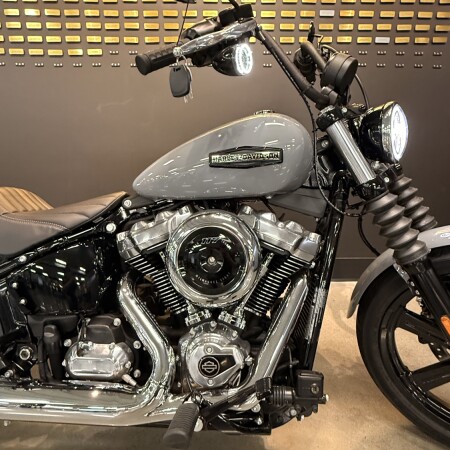 2026 Harley-Davidson® Street Bob® Dark Billiard Gray Chrome Cast Wheels thumb 3