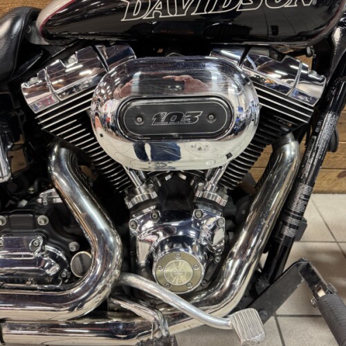 2017 Harley-Davidson® Low Rider® Two-Tone Billet Silver/Vivid Black FXDL thumb 2