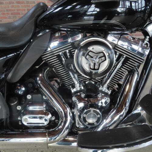 2015 Harley-Davidson® Electra Glide® Ultra Classic™ FLHTCU thumb 3