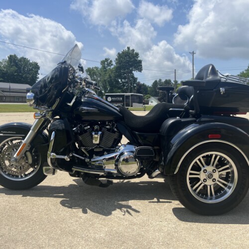 2018 Harley-Davidson® Tri Glide® Ultra Black Tempest thumb 0
