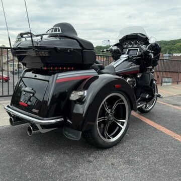 2020 Harley-Davidson® CVO™ Tri Glide® FLHTCUTGSE thumb 2