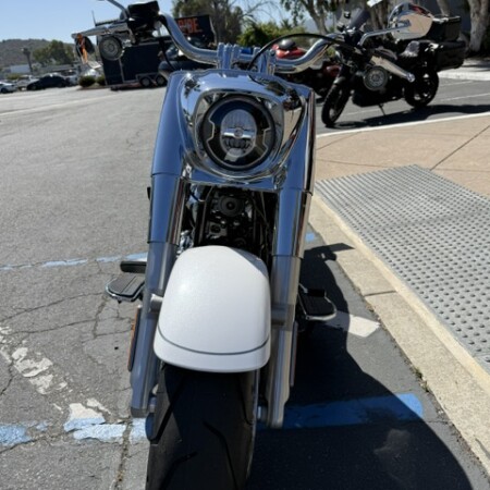 2026 Harley-Davidson® Fat Boy® White Onyx Pearl Chrome Trim thumb 2