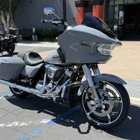 2026 Harley-Davidson® Road Glide™ Dark Billiard Gray Chrome Trim thumb 3