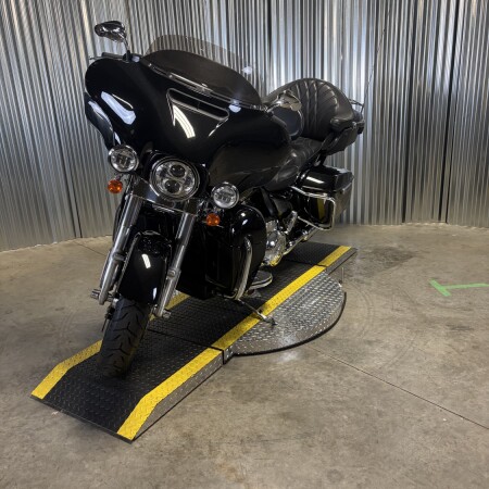 2021 Harley-Davidson® Ultra Limited Vivid Black - Black Finish thumb 2