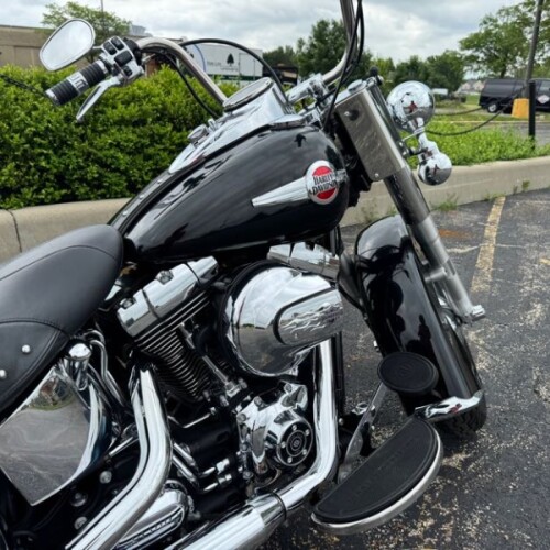 Harley-Davidson® Heritage Softail® Classic 2017 FLSTC BLACK thumb 2