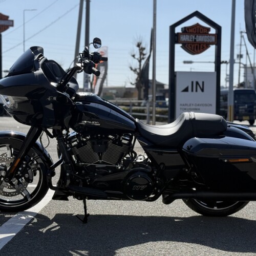 2026 Harley-Davidson® Road Glide™ Vivid Black Black Trim thumb 1