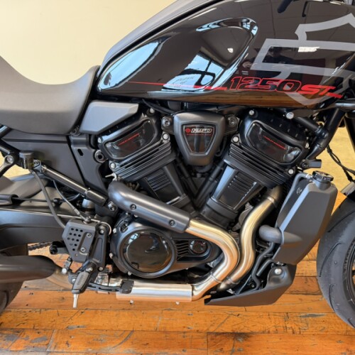 2026 Harley-Davidson® Pan America® 1250 ST Vivid Black thumb 2