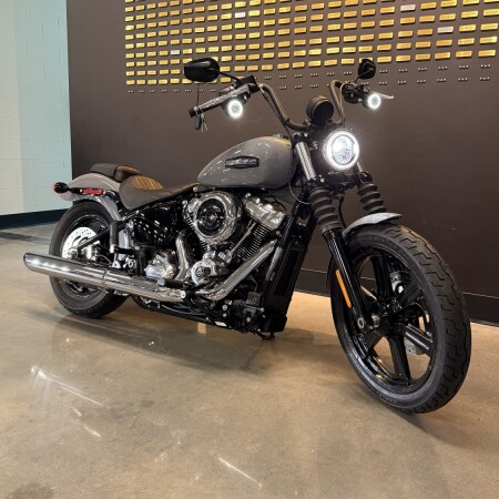 2026 Harley-Davidson® Street Bob® Dark Billiard Gray Chrome Cast Wheels thumb 1