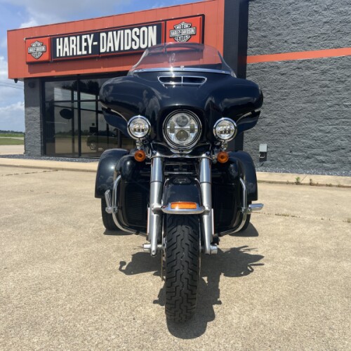 2018 Harley-Davidson® Tri Glide® Ultra Black Tempest thumb 2