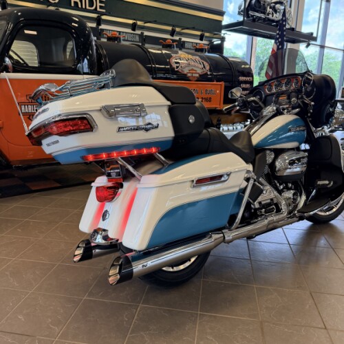 2017 Harley-Davidson Electra Glide Ultra Classic FLHTCU thumb 3
