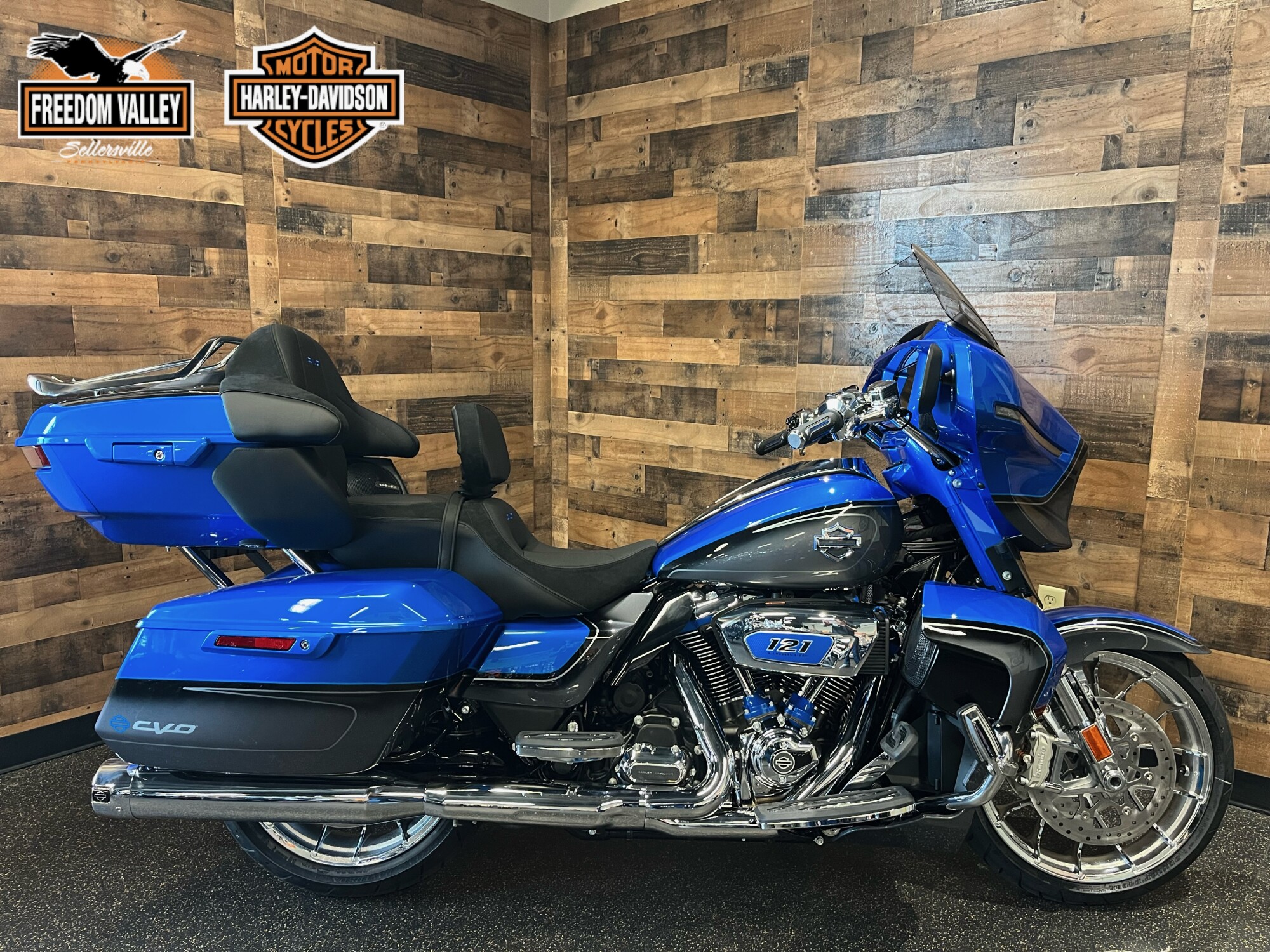 2026 Harley-Davidson® CVO Street Glide Limited Electric Coast CVO Two-Tone FLHXLSE