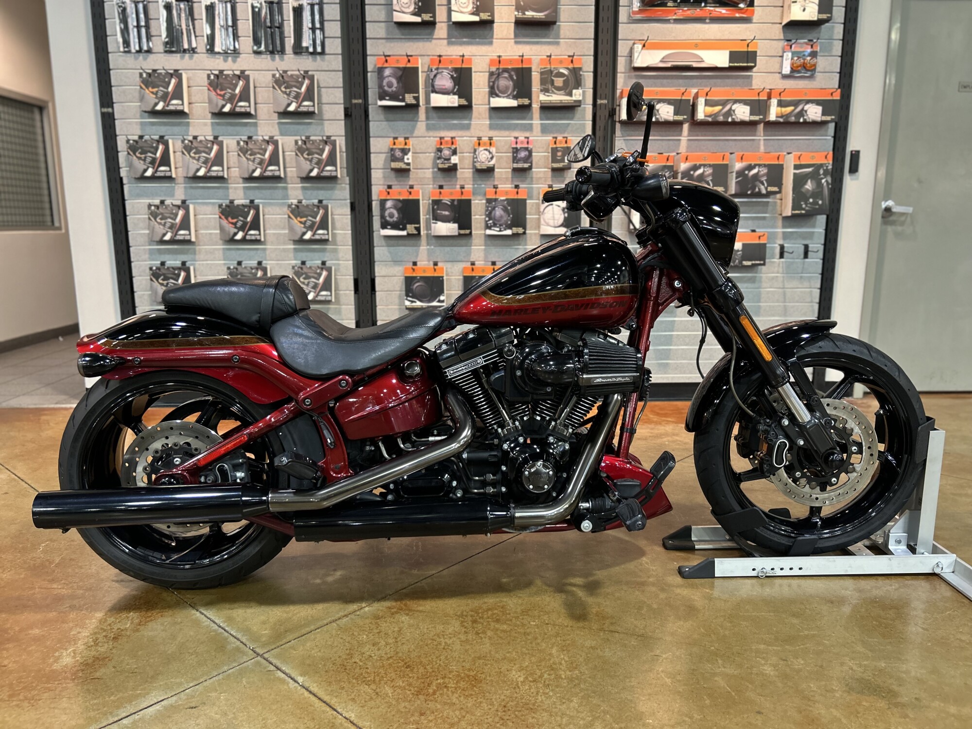 FXSE 2017 CVO™ Pro Street Breakout®