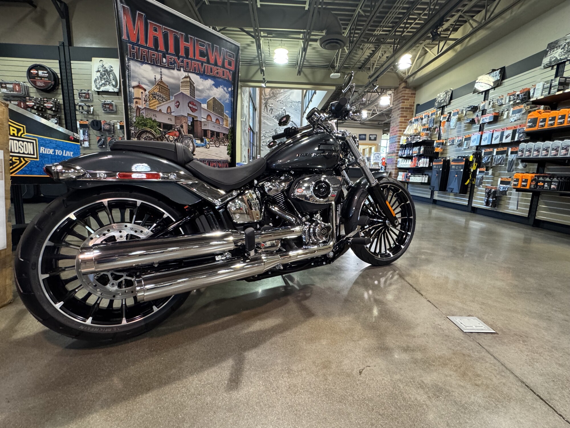 2026 Harley-Davidson® Breakout® Iron Horse Metallic Chrome Trim