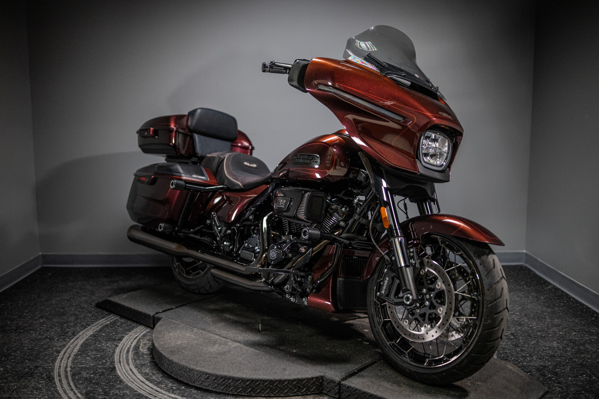 2024 CVO™ Street Glide® (FLHXSE)