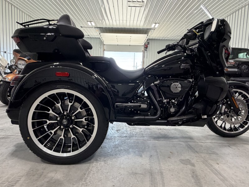 2026 Harley-Davidson® Street Glide 3 Limited Vivid Black (Black Finish w/Cast Wheels)