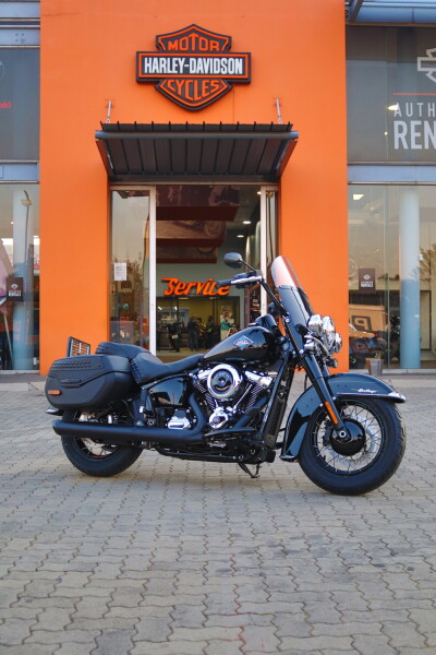 2025 Harley-Davidson® Heritage Classic Vivid Black w/Laced Wheels