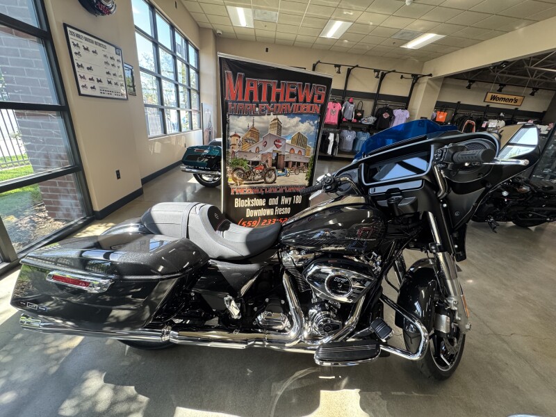 2026 Harley-Davidson® Street Glide® Midnight Ember Chrome Trim