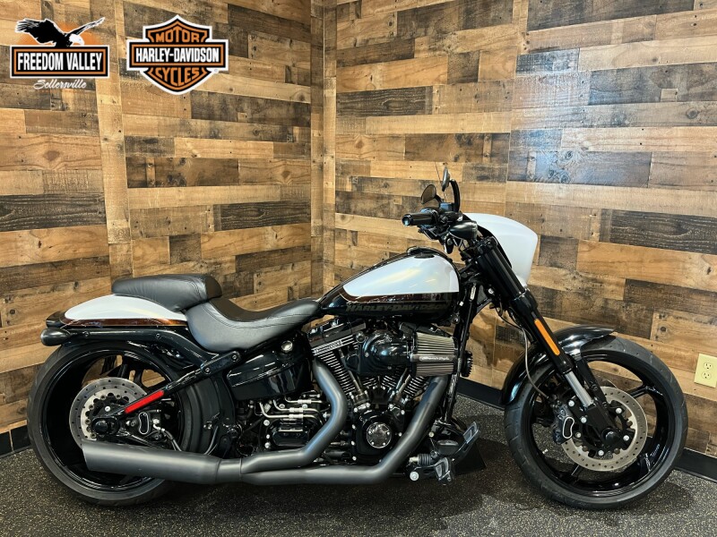2017 Harley-Davidson® CVO™ Pro Street Breakout® White Gold Pearl/Starfire Black FXSE