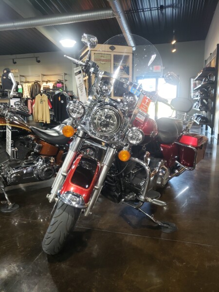 2013 Harley-Davidson® Road King® Classic Ember Red Sunglo