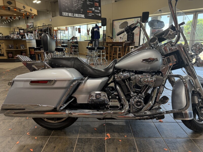 2019 Harley-Davidson® Road King® Barracuda Silver