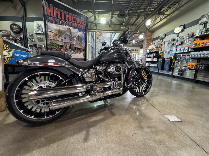 2026 Harley-Davidson® Breakout® Iron Horse Metallic Chrome Trim