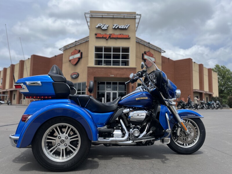 2017 Harley-Davidson® FLHTCUTG Tri Glide® Ultra BNVLBLU/FTM BLU 859517