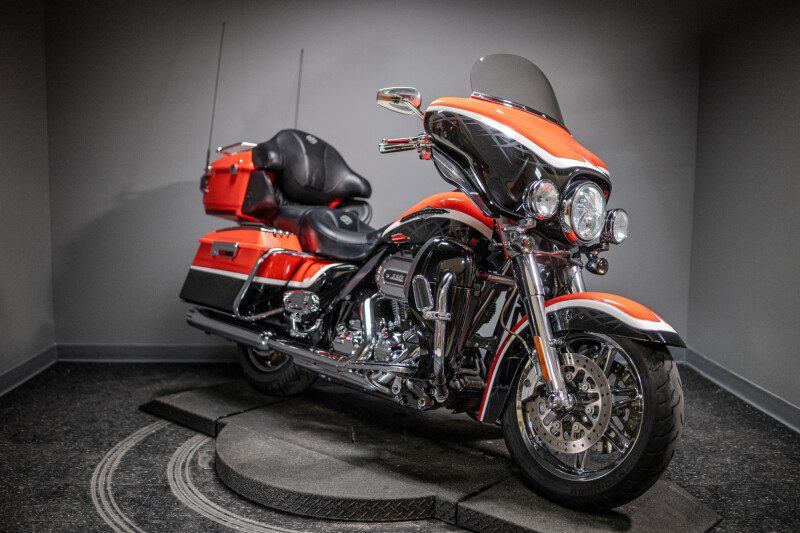 2012 CVO™ Ultra Classic® Electra Glide® (FLHTCUSE7)
