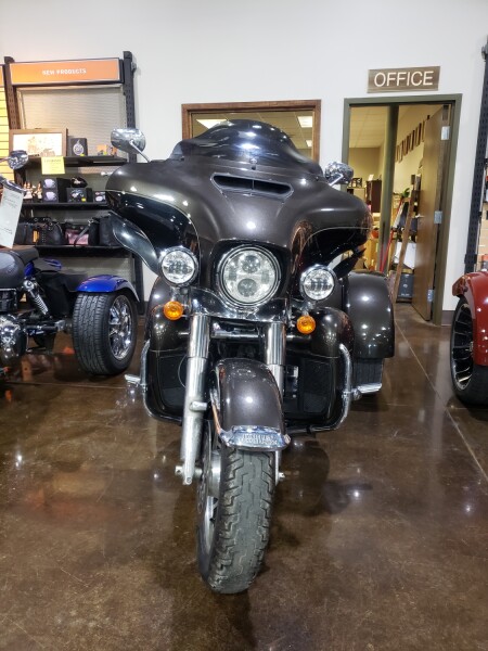 2020 Harley-Davidson® Tri Glide® Ultra River Rock Gray/Vivid Black