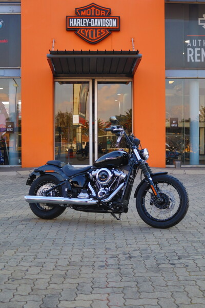 2025 Harley-Davidson® Street Bob™ Vivid Black w/Laced Wheels