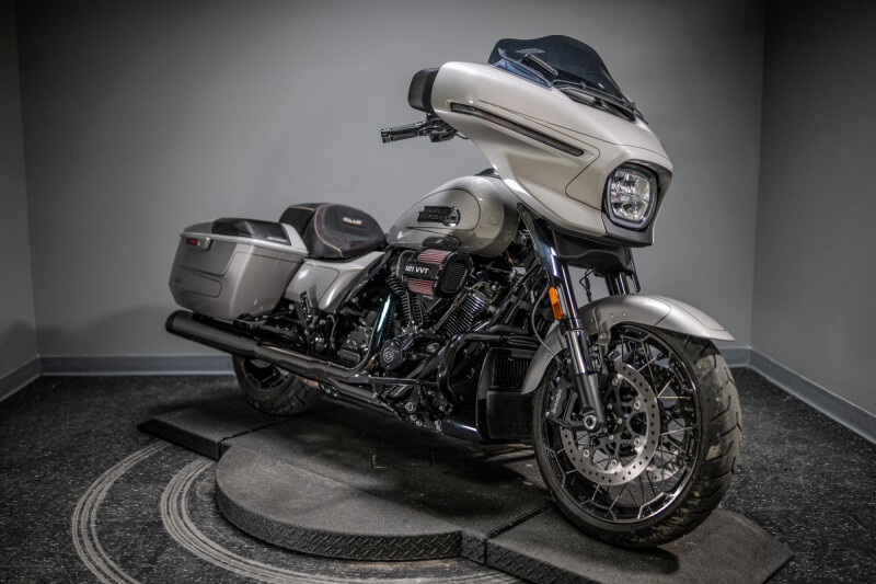 2023 CVO™ Street Glide® (FLHXSE)