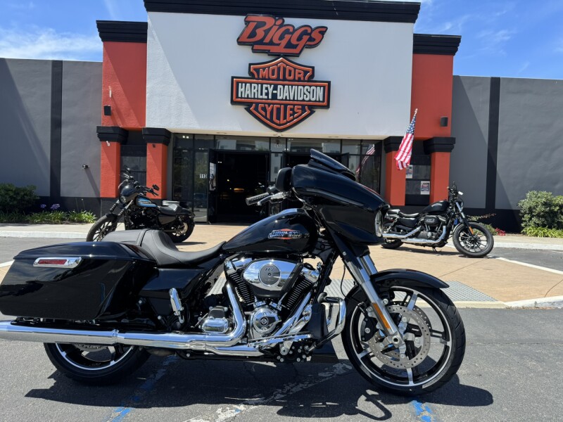 2026 Harley-Davidson® Street Glide® Vivid Black Chrome Trim