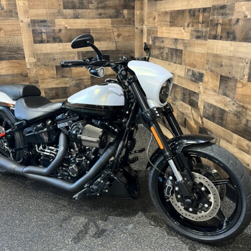 2017 Harley-Davidson® CVO™ Pro Street Breakout® White Gold Pearl/Starfire Black FXSE thumb 3