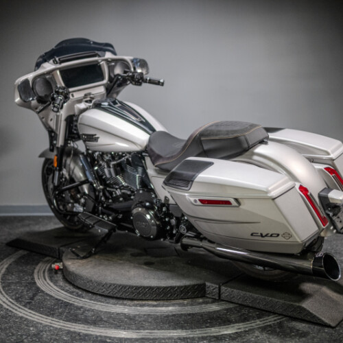 2023 CVO™ Street Glide® (FLHXSE) thumb 0