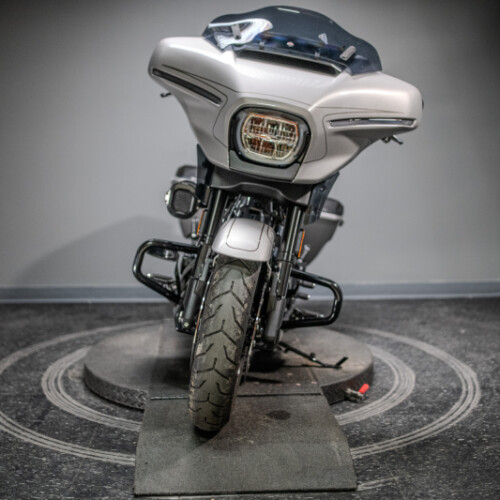 2023 CVO™ Street Glide® (FLHXSE) thumb 3