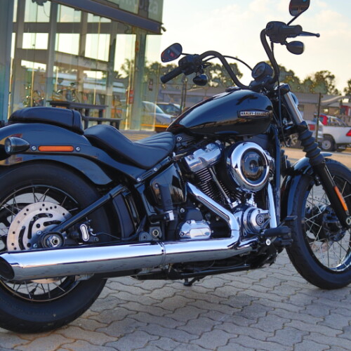2025 Harley-Davidson® Street Bob™ Vivid Black w/Laced Wheels thumb 0