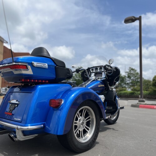 2017 Harley-Davidson® FLHTCUTG Tri Glide® Ultra BNVLBLU/FTM BLU 859517 thumb 2