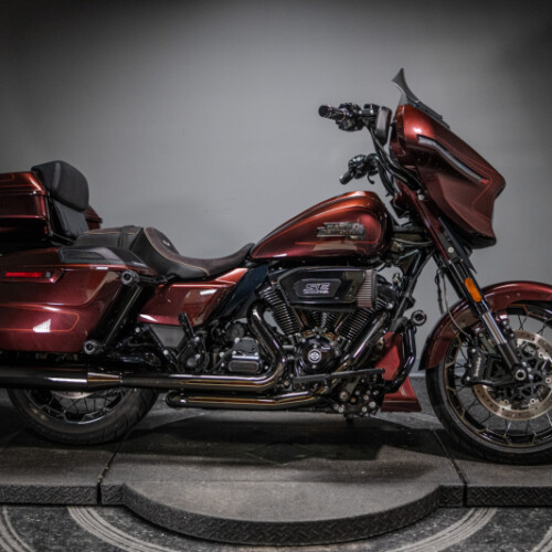 2024 CVO™ Street Glide® (FLHXSE) thumb 3