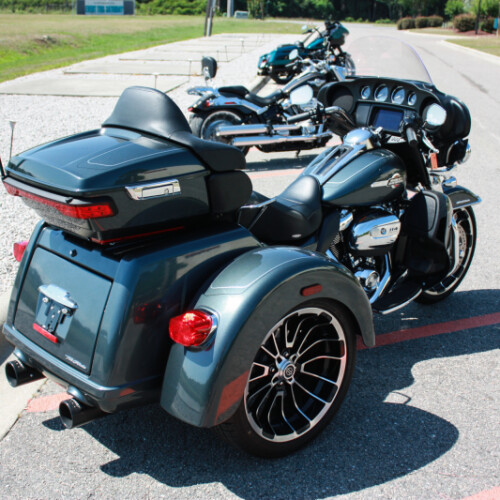 2025 Harley-Davidson® Tri Glide™ Ultra FLHTCUTG thumb 2