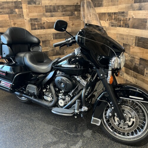 2011 Harley-Davidson® Electra Glide® Ultra Limited Vivid Black FLHTK thumb 3