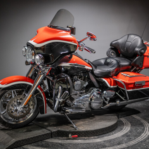 2012 CVO™ Ultra Classic® Electra Glide® (FLHTCUSE7) thumb 2