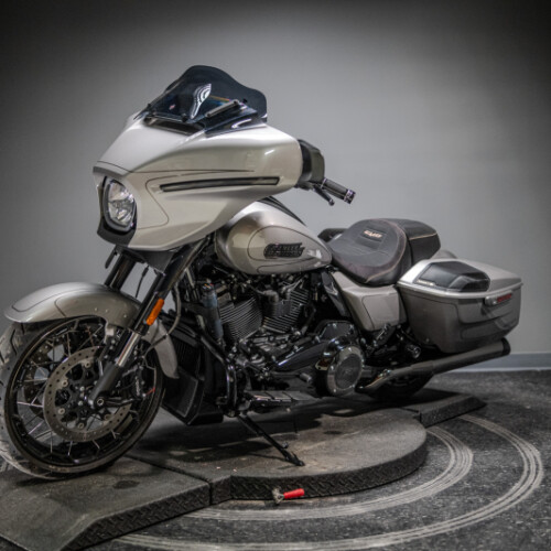 2023 CVO™ Street Glide® (FLHXSE) thumb 2