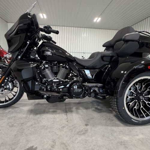 2026 Harley-Davidson® Street Glide 3 Limited Vivid Black (Black Finish w/Cast Wheels) thumb 2